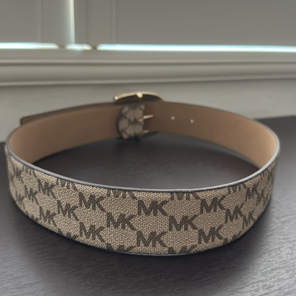 Like new Michael Kors brown / tan logo belt with gold buckle - Picture 4 of 7